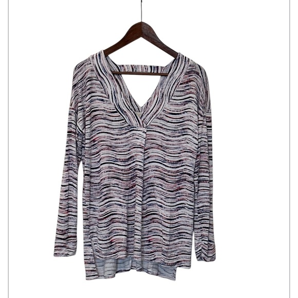 Cupio High Low V Neck Tunic Multi color, size Medium - Picture 2 of 4